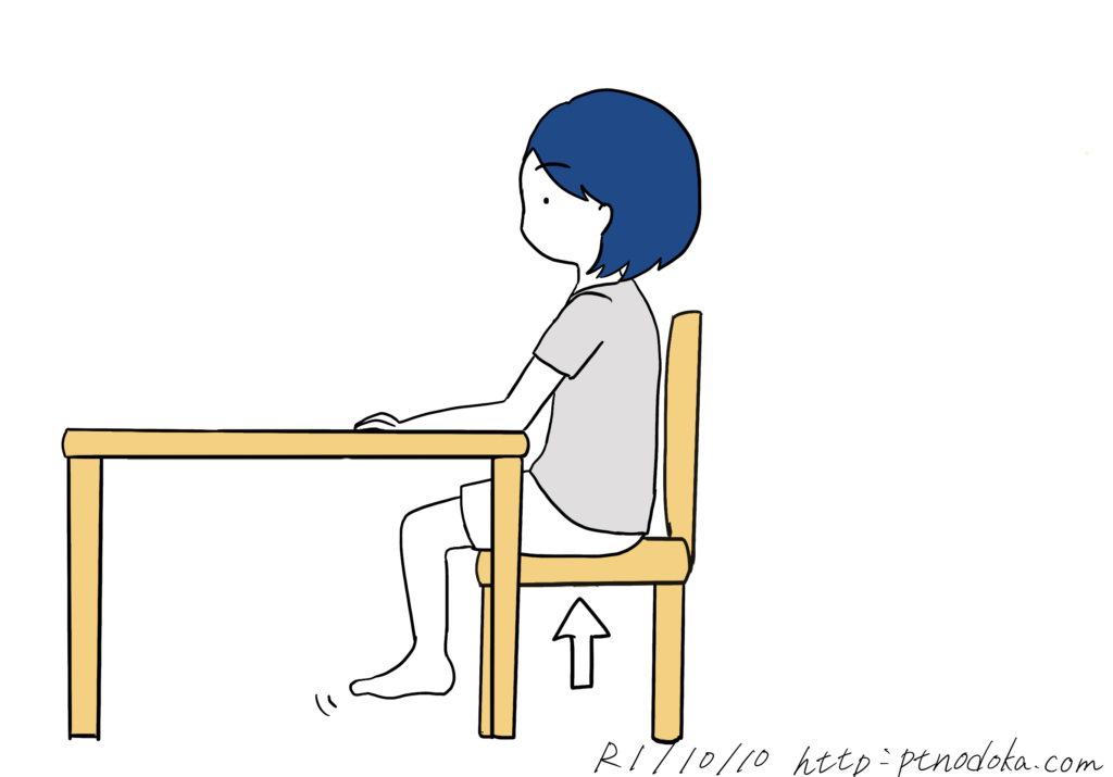 椅子の高さを高くして、テーブルの位置を低くする方法のイラスト