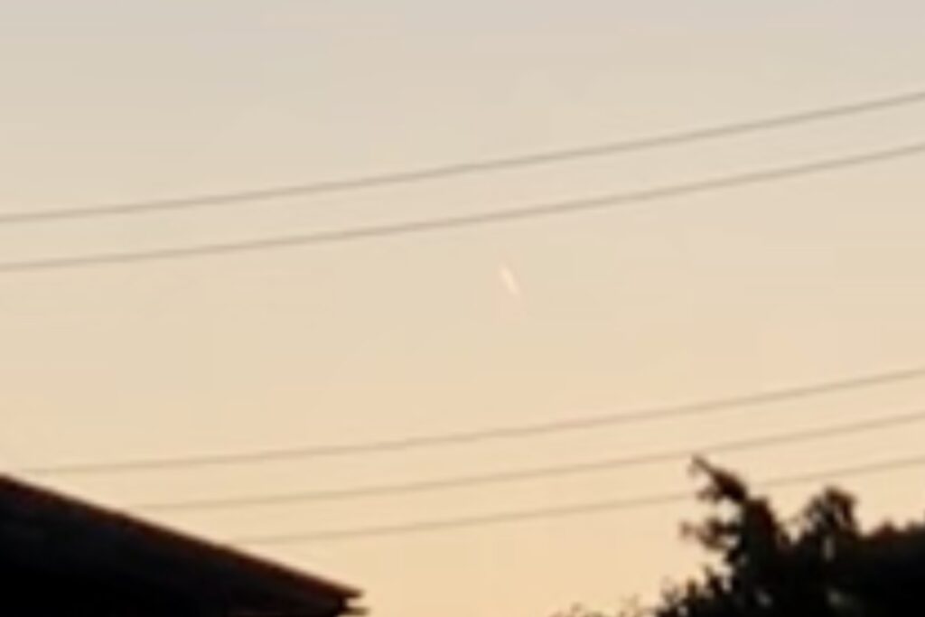 夕方に西の空に見えた火玉(飛行機雲)の写真