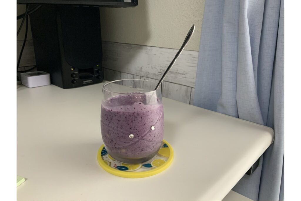 冷凍ブルーベリーのスムージーの写真